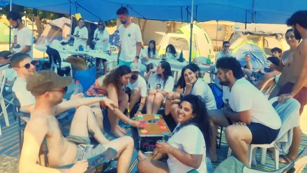 בני משפחתו וחבריו של אבי זקוטו ז"ל בחוף סוסיתא בכינרת ליד העץ שניטע לזכרו.