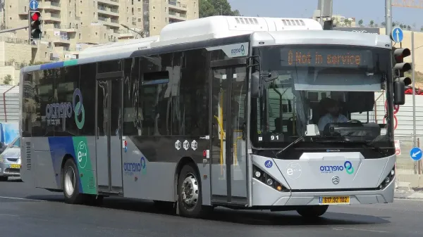 אוטובוס בתחנה בבאר שבע על רקע הודעה על שינויים בתחבורה הציבורית בעקבות חג עיד אל אדחה.