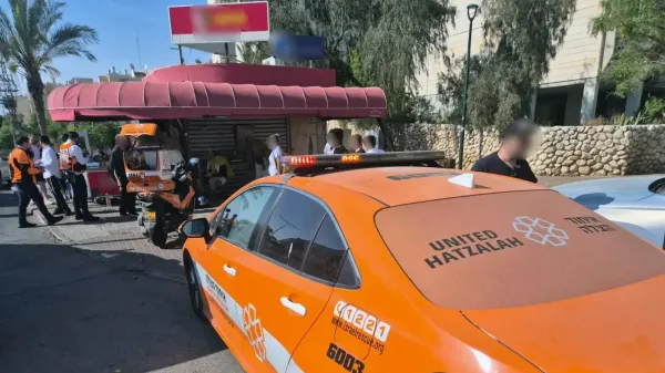 צוותי איחוד הצלה בזירת אירוע אלימות בבאר שבע שבו נפצע נער בן 15 באורח בינוני.