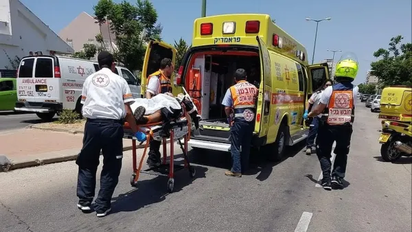 אמבולנס מד"א בזירת אירוע אלימות בבאר שבע שבו נפצע גבר כבן 40 באורח בינוני.