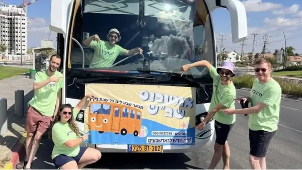 אוטובוס בדרכו מבאר שבע לתל אביב במסגרת מיזם אוטובוס שבת חדש לתושבי העיר.