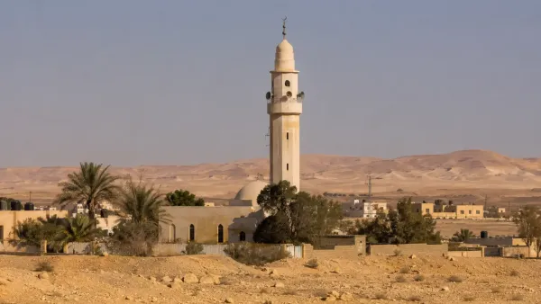 מסגד עם מערכת כריזה על רקע שכונת מגורים במסגרת דיון על חוק המואזין והגבלת רעש.