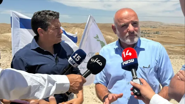 סיור בנגב במסגרת תוכנית יישור קו להסדרת תביעות בעלות ופיתוח יישובי הקבע הבדואיים.