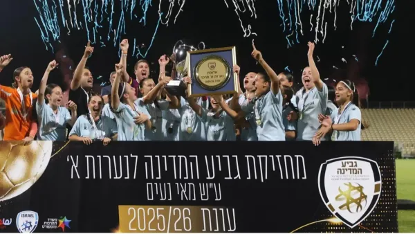 עידן אברהם מאמן מ.ס קריית גת נשים עם שחקניות קבוצות הנערות לאחר זכייה בתואר