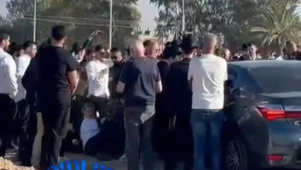 חרדים חוסמים את הכניסה לנתיבות במחאה על 'גזירות הגיוס'. המשטרה: 'הפגנה לא חוקית' (וידאו)