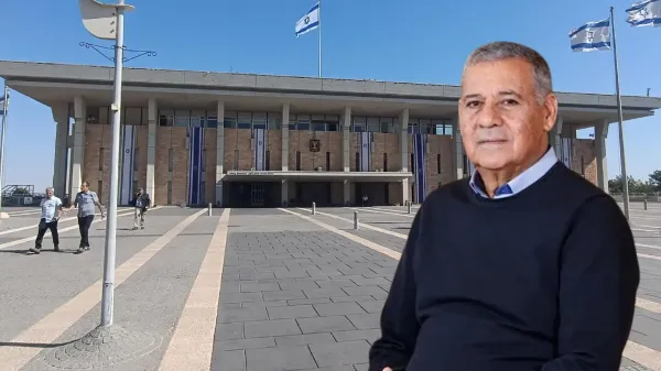 ח״כ שלום דנינו על רקע הכנסת והשדולה למען עובדי הניקיון והשמירה
