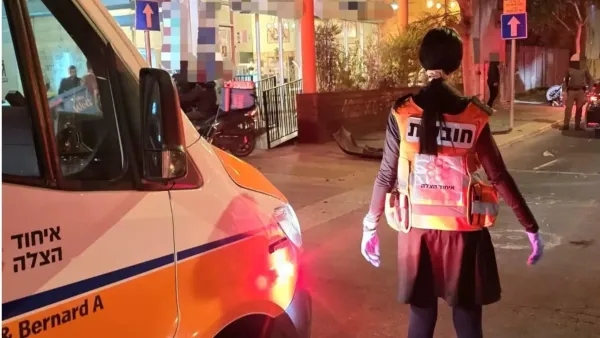 אמבולנס של איחוד הצלה בזירת תאונת דרכים עם מעורבות רכב ואופנוע ברחוב החלוץ בבאר שבע.