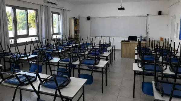 מורה בכיתה באזור העוטף במסגרת מתווה תמריצים חדש לחיזוק מערכת החינוך בחבל תקומה.