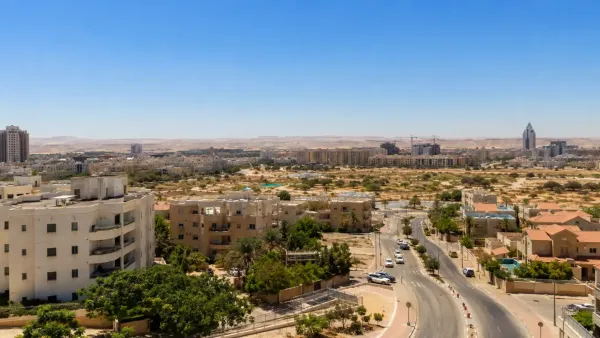 מבט על שכונות באר שבע ביום קיץ בהיר עם שמש חזקה ותחזית להתחממות הדרגתית במהלך השבוע.