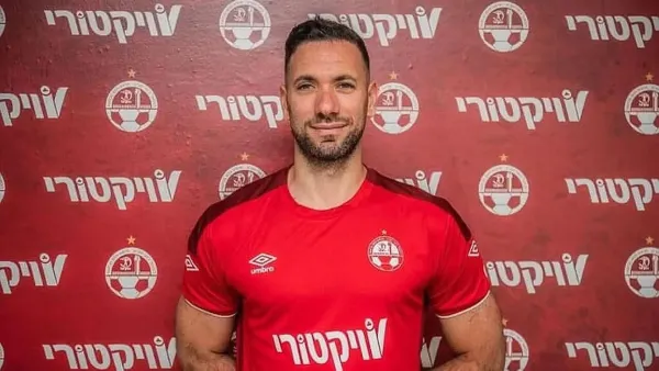 אופיר מרציאנו במדי הפועל באר שבע לאחר הארכת החוזה לעונה נוספת