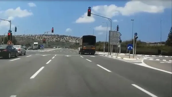 רמזור אדום בצומת עירוני על רקע נתוני דוחות ותאונות דרכים