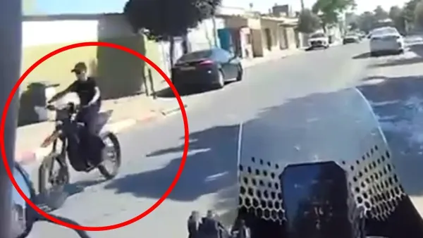אופנוען קטין בלי קסדה ובלי לוחית זיהוי ניסה להימלט מהשוטרים - זה מה שקרה לו (וידאו)