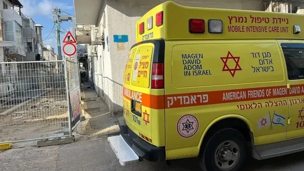 אמבולנס מד"א בבאר שבע לאחר אירוע אלימות ברחוב אברהם אבינו שבו נפצע גבר כבן 30.
