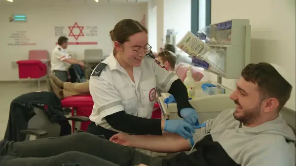 תורמי דם בבאר שבע במסגרת פעילות של שירותי הדם של מד"א ביום תורם הדם הבינלאומי.