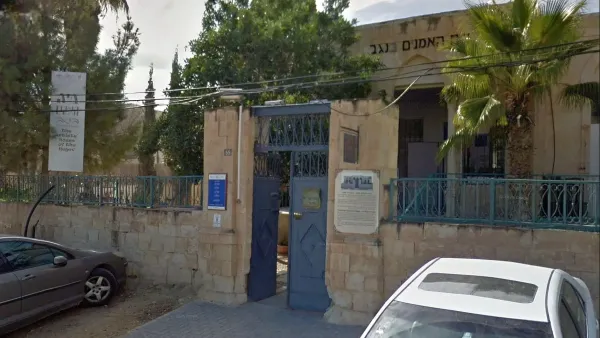 בית האמנים בבאר שבע על רקע ספרים בעברית ובערבית, המסמל את סערת ביטול יריד הספרים העברי-ערבי בעיר.