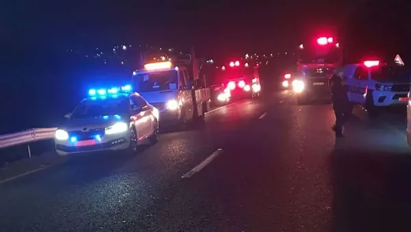 ניידת משטרה בזירת תאונת דרכים לאחר מרדף משטרתי בדרום