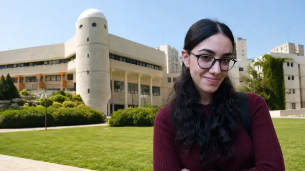 נעמה ברששת מנתיבות על רקע בית ספר יאסא ופתיחת יאסא נגב בנתיבות
