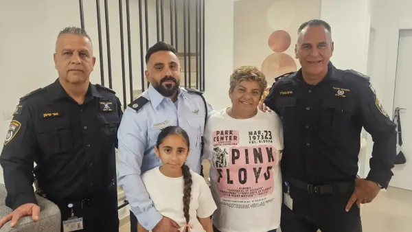 אביתר אדרי מקבל דרגת רב-פקד בבית משפחת אדרי באופקים, בנוכחות פיקוד מחוז דרום של המשטרה.