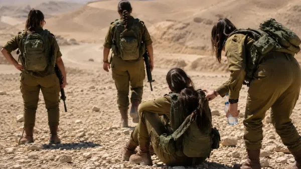 חיילות צה"ל בשטח מדברי בנגב במהלך עומס חום, על רקע אירוע רפואי במחנה סיירים.