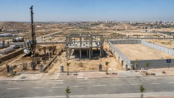 בעלי מגרשים ואדריכל בוחנים תוכניות בנייה על רקע שכונת הרקפות בבאר שבע, בעקבות שינוי בכללי היתרי הבנייה בעיר.