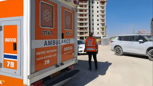צוותי הצלה באתר בנייה באופקים לאחר שפועל נפל מגובה במהלך עבודה על פיגומים