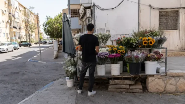 דוכן פרחים ברחוב בבאר שבע בערב שבת, על רקע דיון בעירייה להסדרת רוכלות הפרחים בעיר.