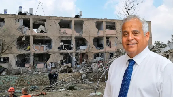 בני ביטון ראש עיריית דימונה על רקע שכונת יוספטל ומבני מגורים ותיקים לקראת פרויקט שיקום והתחדשות עירונית