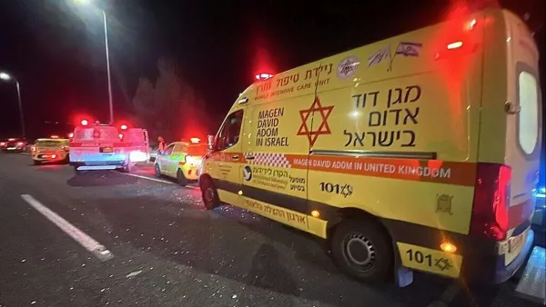 אמבולנס מד"א בזירת אירוע דקירה בבאר שבע