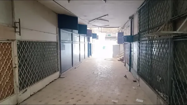 מבנה ישן ונטוש בעיר העתיקה בבאר שבע לצד שלט ארנונה ומסמכי תכנון