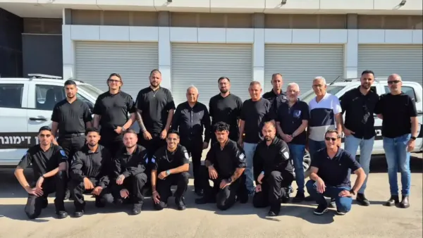 לוחמי יחידת ביטחון עירונית בדימונה ליד רכב שטח עם ציוד טקטי בשעות הערב