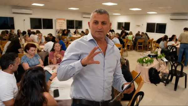 תושבים בעומר משתתפים בשולחנות שיח לגיבוש תוכנית אב לחינוך ביישוב