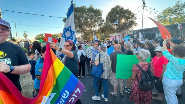 המחאה נגד התחרדות ערד: מעל אלף תושבים יצאו להפגין נגד 'מכירת העיר'