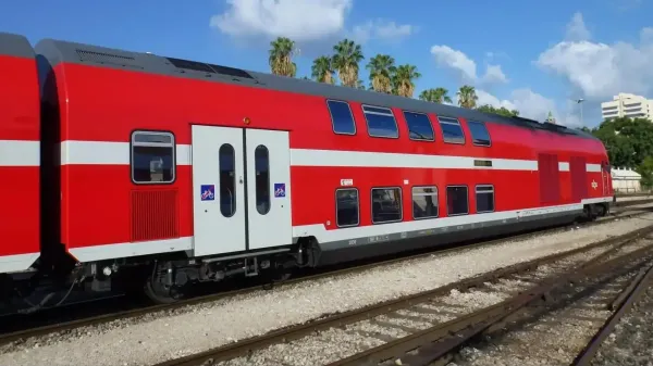רכבת בתחנת באר שבע מרכז לצד נוסעים הממתינים בעקבות שינויים בתנועת הרכבות
