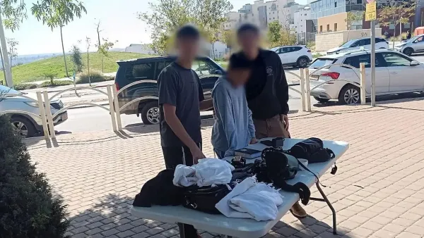 תלמיד מניח תפילין בבית ספר במסגרת מדיניות חדשה של משרד החינוך