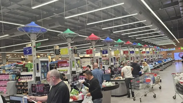 עגלת קניות בסניף סאלח דבאח לצד מוצרי בשר, פירות וירקות במבצע