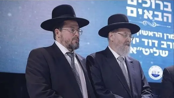 מסמכי בג״ץ על בחירת רב העיר באר שבע לצד בניין בית המשפט העליון