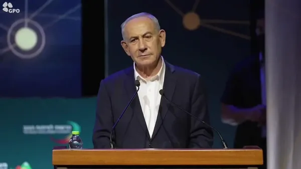 בנימין נתניהו בוועידת הנגב בדימונה לצד כותרות על הטבות המס לבאר שבע