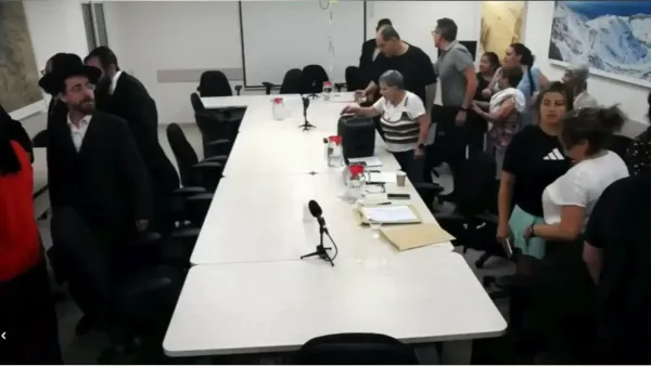 'אלים!', 'דיקטטור!': ישיבת מועצת העיר ערד הסתיימה בקרב ותלונות הדדיות במשטרה (וידאו)