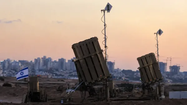 מערכת הגנה אווירית בישראל על רקע שמיים חשוכים וכוננות ביטחונית