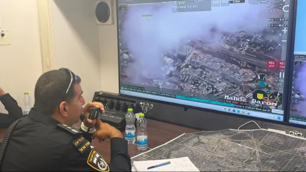 ענן עשן שחור מיתמר מעל השריפה באזור התעשייה שער הנגב ליד שדרות