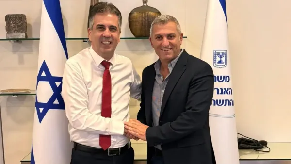 מגרש ספורט בעומר שיקורה באמצעות פאנלים סולאריים
