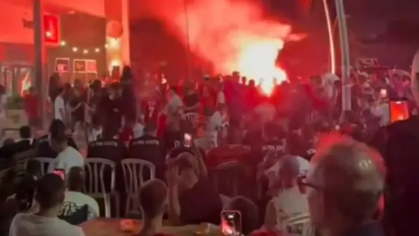 אוהדי הפועל באר שבע צופים במשחק אירופי על מסך ענק במתחם טאצ׳ בול הסמוך לאצטדיון טרנר