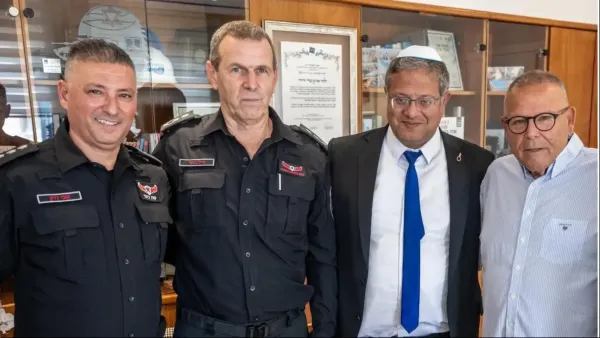 חתימת ההסכם הקיבוצי החדש לעובדי כבאות והצלה במעמד איתמר בן גביר, אייל כספי וארנון בר דוד