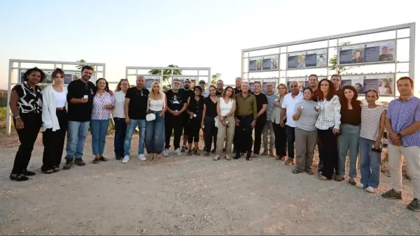 הורי התצפיתניות והסמב״ציות שנפלו בנחל עוז עם דורון אלמוג באנדרטת גבעת התצפיתניות