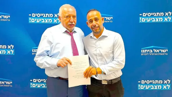 ישראל בן שטרית מירוחם מגיש לאביגדור ליברמן את תוכנית שליחות מתמשכת לשיקום פצועי צה"ל