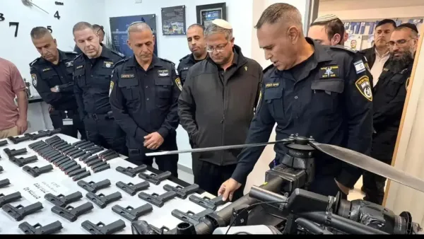 רחוב מגורים בבאר שבע עם ניידת משטרה ברקע ואווירת כוננות ביטחונית