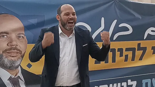 שמעון טובול ורוביק דנילוביץ׳ במהלך הדיון הסוער במועצת העיר באר שבע