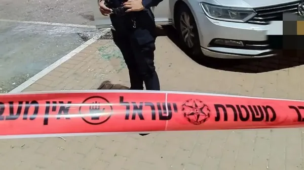 רעולי פנים ירו לעבר אנשים מחוץ לחנות בשדרות, פצעו שלושה