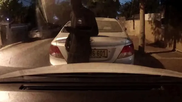 חשוד בתוך רכב במהלך גניבה בשכונה ב' בבאר שבע