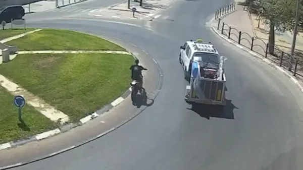 רוכב אופנוע באופקים השתולל בכביש, סיכן נהגים וגמר באזיקים (וידאו)